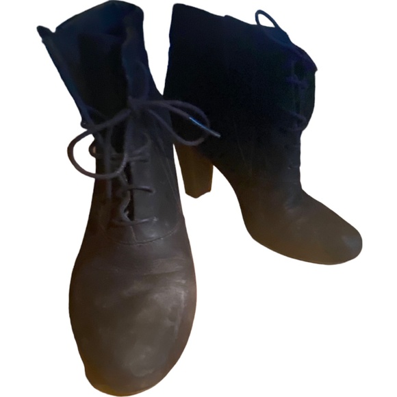 Camper leather high heeled lace up booties. Sz 37 - Picture 4 of 16